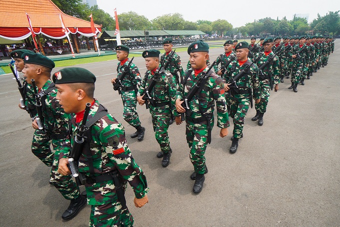 Upacara Peringatan HUT TNI ke-77 di Lapangan Brawijaya, Surabaya, Rabu (5/10/1022). SP/Dana Sutrisna.
