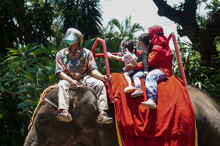 Pengunjung memasuki Kebun Binatang Surabaya (KBS), Jawa Timur. SP/PATRICK
