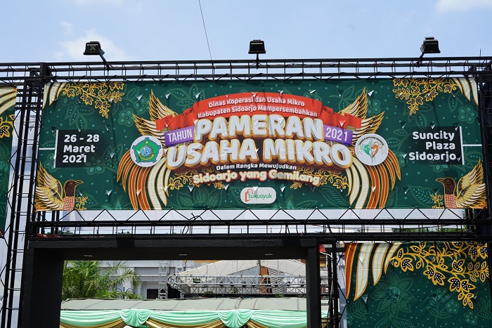 Pameran Usaha Mikro di halaman parkiran Sun City Mall Sidoarjo. SP/DEA LUTHFI