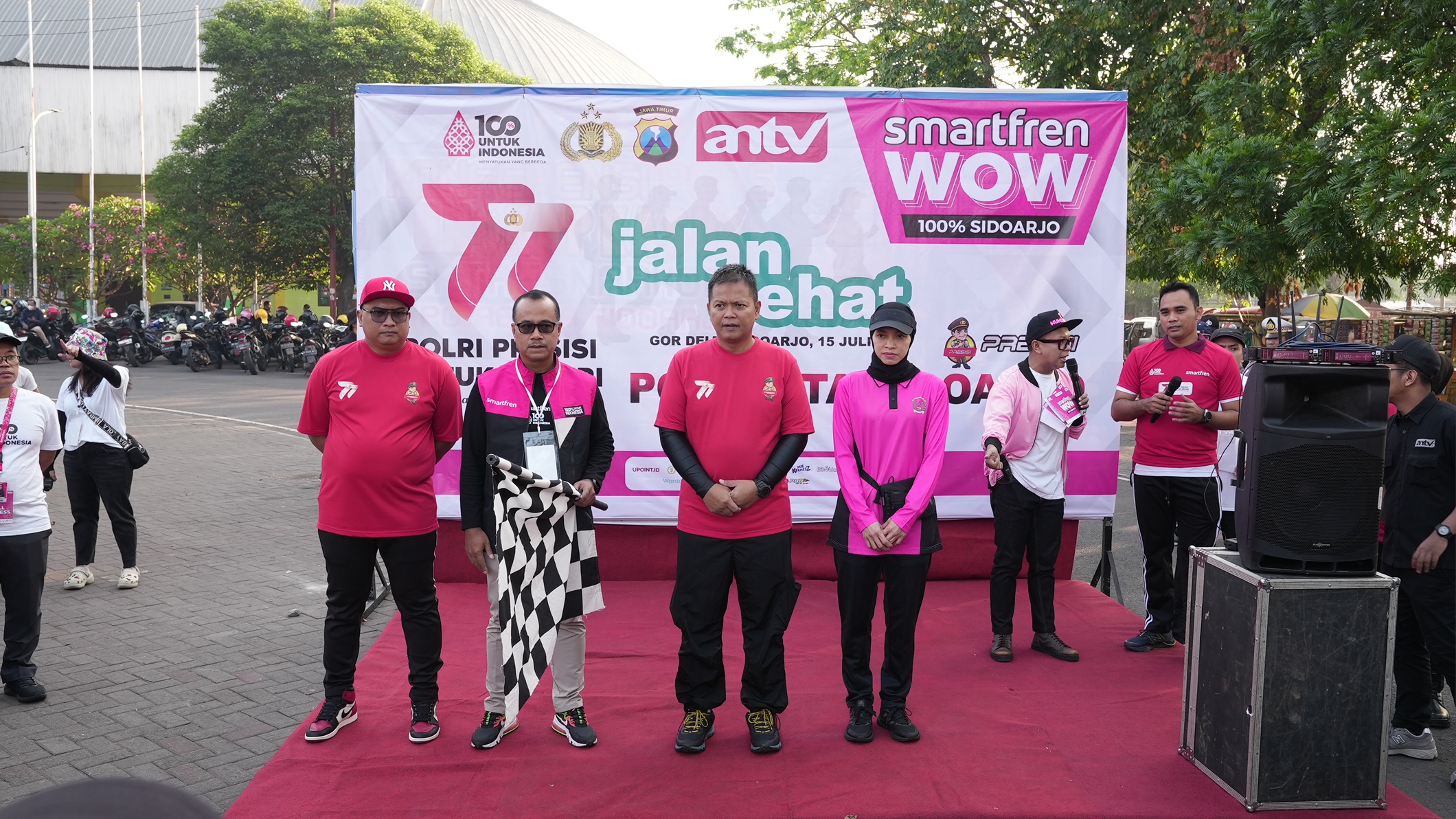 fukaca Purwokardjono, Chief Marketing Officer Smartfren bersama (tiga dari kiri) Kapolresta Sidoarjo, Kombes. Pol. Kusumo Wahyu Bintoro, S.H., S.I.K. dalam pelepasan Jalan Sehat bersama Bhayangkara di acara Smartfren WOW 100% untuk Indonesia edisi Sidoarj