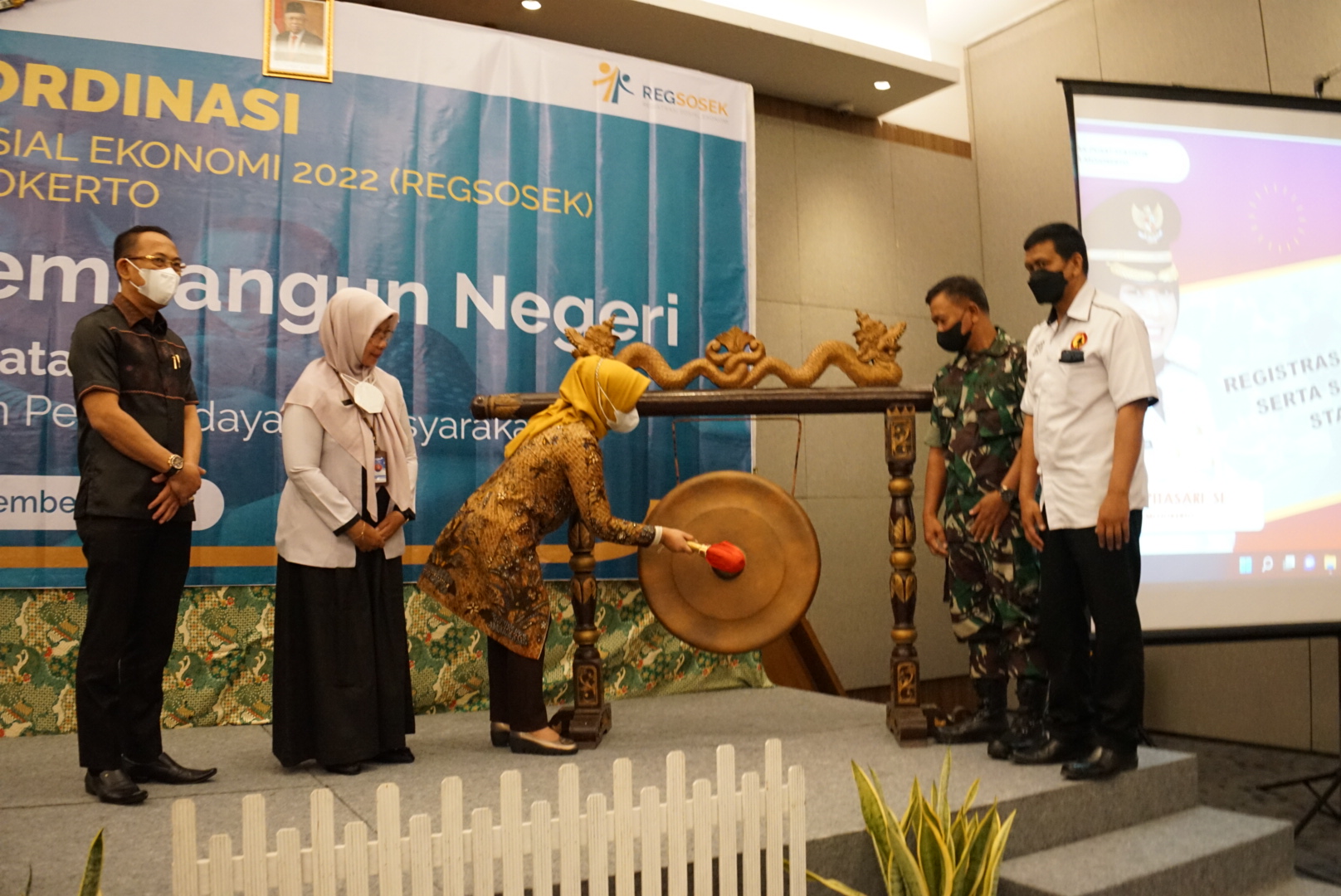Wali Kota Ning Ita saat membuka rakor regsosek Kota Mojokerto Tahun 2022