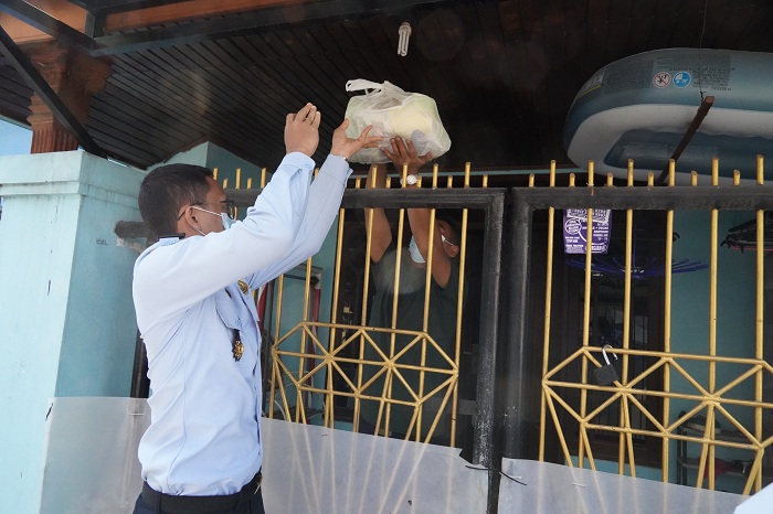Petugas Kanim Tanjung Perak saat membagikan paket sembako kepada warga Surabaya secara door to door, Kamis (29/07/2021).SP/Semmy Mantolas