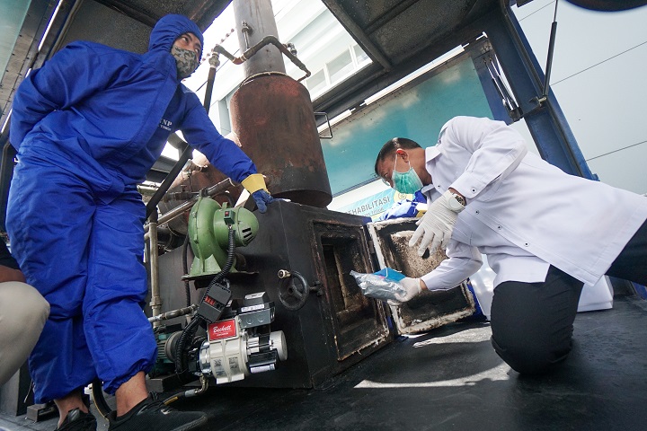 BNNP Jawa Timur memusnahkan barang bukti sabu seberat 11,27 kilogram yang diamankan dari empat tersangka di dua tempat kejadian perkara (TKP) yang berbeda. SP/Julian Romadhon