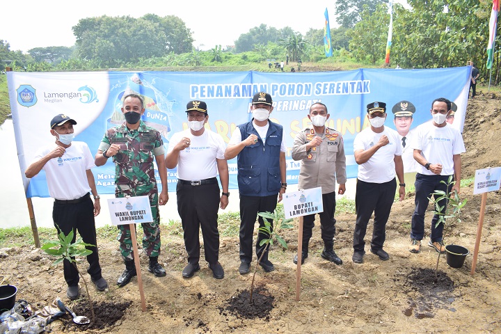 Bupati bersama Wabup,  Dandim, Kapolres, Sekda, dan Kadis Sumberdaya Air berpose usai menanam pohon. SP/MUHAJIRIN KASRUN