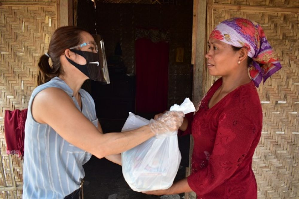 Paket sembako disalurkan kepada keluarga kurang beruntung di desa Suko Mojokerto dan Wringin Anom Gresik, dan di beberapa titik sekitar Surabaya Sidoarjo untuk petugas kebersihan di jalan, pemulung dan beberapa lansia.SP/ BYTA