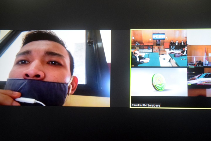 Terdakwa Daniel Christman Agustinus Bin Rachman menjalani sidang di Pengadilan Negeri Surabaya. SP/Patrik Cahyo