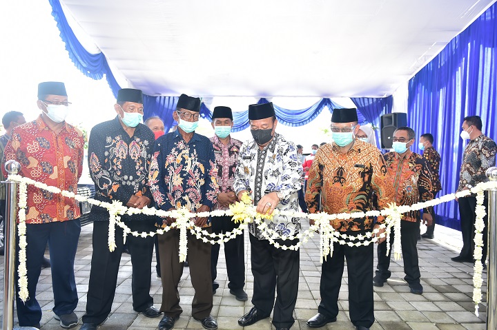 Bupati Fadeli saat memotong pita dalam peresmian gedung baru Dekopinda. SP/MUHAJIRIN KASRUN