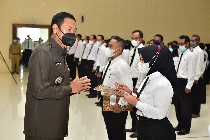 Bupati Yuhronur Efendi saat menyerahkan SK ke tenaga PPPK. SP/MUHAJIRIN KASRUN