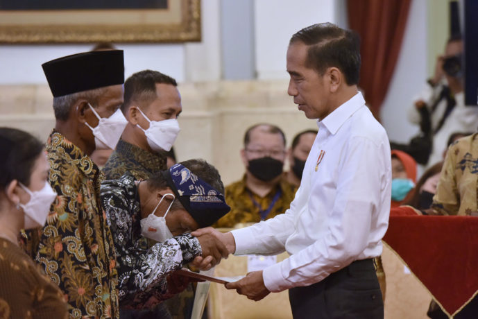 Presiden Jokowi saat menyerahkan sertifikat tanah kepada rakyat, Kamis (1/11/2022). Foto: setkab.go.id.