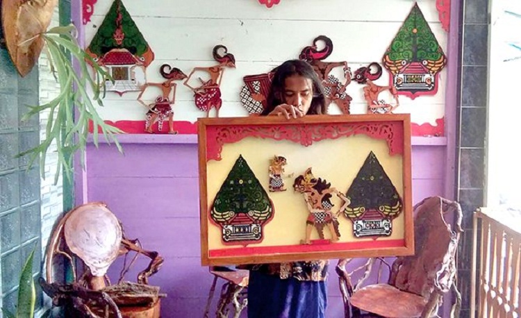 Danang Tri Wahono dengan ukir kayu buatannya. SP/ TRG