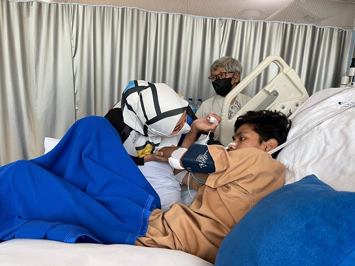 Istri Menteri Agama, Eny Yaqut Cholil, menjenguk David di RS Mayapada, Jakarta. Terlihat, Eny Yaqut memeluk David yang mulai berangsur sadar.