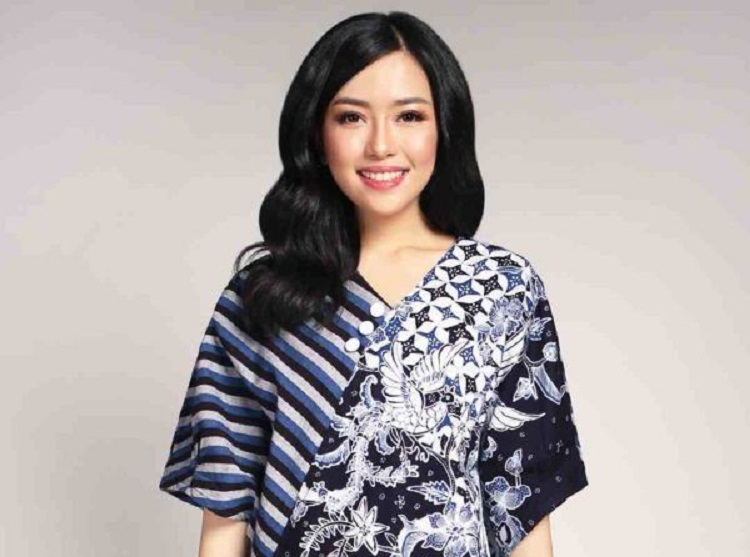 Dea Valencia dengan batik kulturalnya yang menawan. SP/ SMR