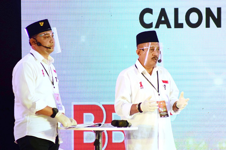 Paslon no urut 1 Eri-Armudji saat mengikuti debat publik ke 2 Pilkada Surabaya 2020 Rabu (18/11/2020) malam. SP/Patrik Cahyo