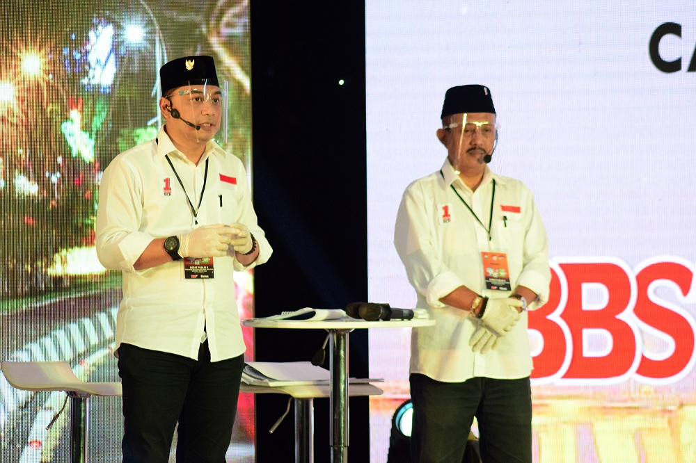 Pasangan Calon Wali Kota dan Wakil Wali Kota Surabaya 2020 No 1 Eri Cahyadi – Armuji saat dalam debat publik II di Dyandra Convention Hall, Surabaya, Jawa Timur, Rabu (18/11). SP/Patrick Cahyo