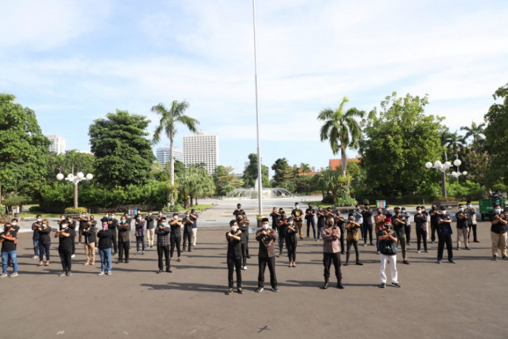 Deklarasi relawan Surabaya Memanggil di halaman Balai Kota Surabaya, Jumat (2/7/2021). SP/ANT/Humas Pemkot Surabaya)