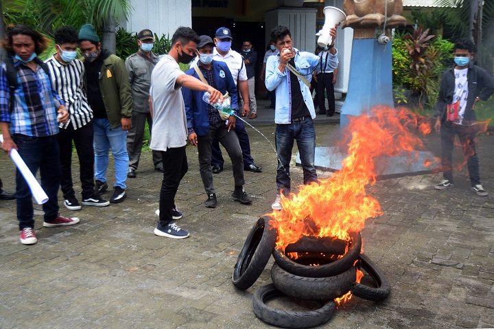 Mahasiswa Unitomo menggelar aksi demo di depan Gedung A Rektorat, Kamis (8/4/2021). SP/Patrik Cahyo