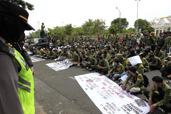 Mahasiswa UPN Veteran Surabaya saat melakuka aksi demo di depan kantor Gubernur Jatim, Rabu. SP/Ariandi