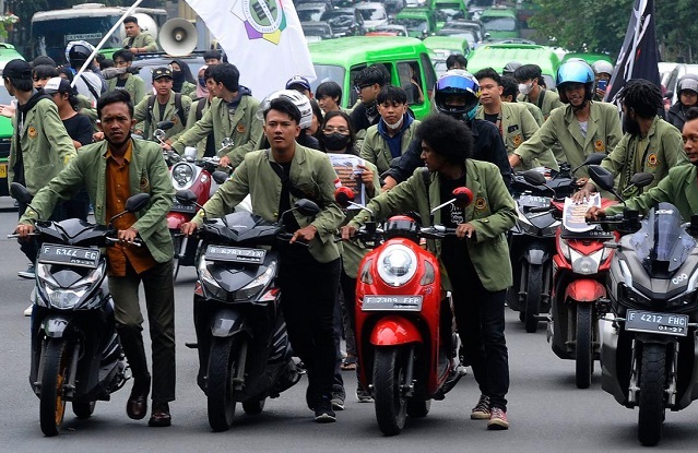 Puluhan Mahasiswa melakukan aksi tolak kenaikan harga bahan bakar minyak (BBM) dengan mendorong motornya sekitar 3 km dari Tugu Kujang hingga pintu 3 Istana Bogor, Kota Bogor.