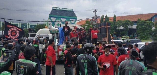 Sejumlah driver ojek online saat sedang melakukan aksi di depan kantor Gubernur Jatim.