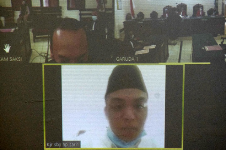 Terdakwa Deni Arista Bin Didin Suwarno menjalani sidang di Pengadilan Negeri Surabaya, Senin (3/5). SP/Patrik Cahyo