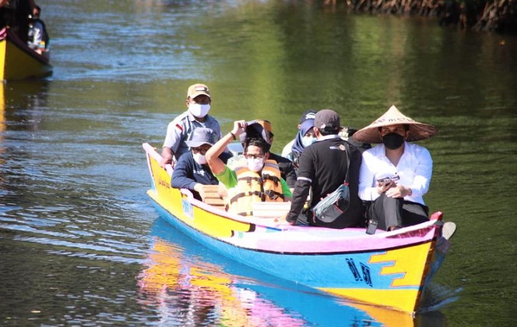enteri Pariwisata dan Ekonomi Kreatif/Kepala Badan Pariwisata dan Ekonomi Kreatif, Sandiaga Salahuddin Uno saat mengunjungi desa wisata Rammang Rammang. SP/ Kemenparekraf