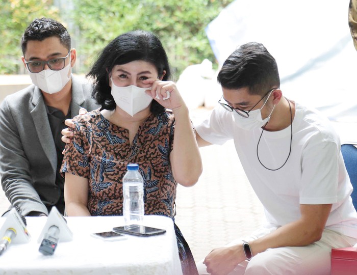 Ibu Bams eks Samson, Desiree Tarigan saat memberikan keterangan.