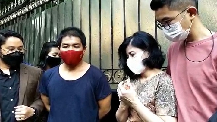 Bams eks Samson saat menemani ibunyai Desiree Tarigan memberikan statement kepada awak media.