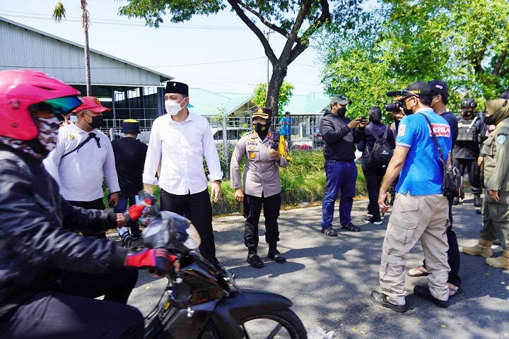 Wali Kota Surabaya Eri Cahyadi saat meninjau tes swab di jembatan Suramadu, kemarin.