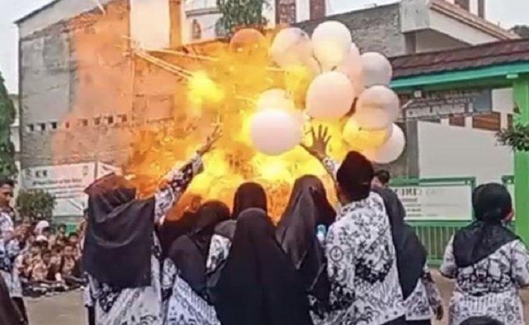 Tangkapan layar insiden balon gas yang meledak dan mengenai beberapa guru disekeitarnya. SP/ BKS