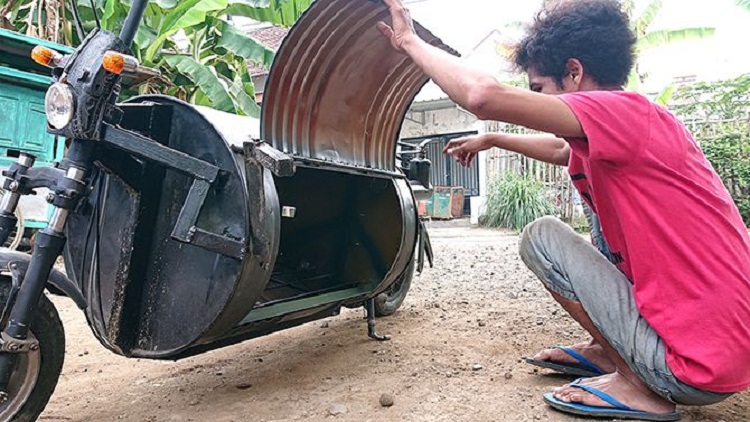 Devi Sutanto sedang memodifikasi motor jenis skuter miliknya. SP/ TRG