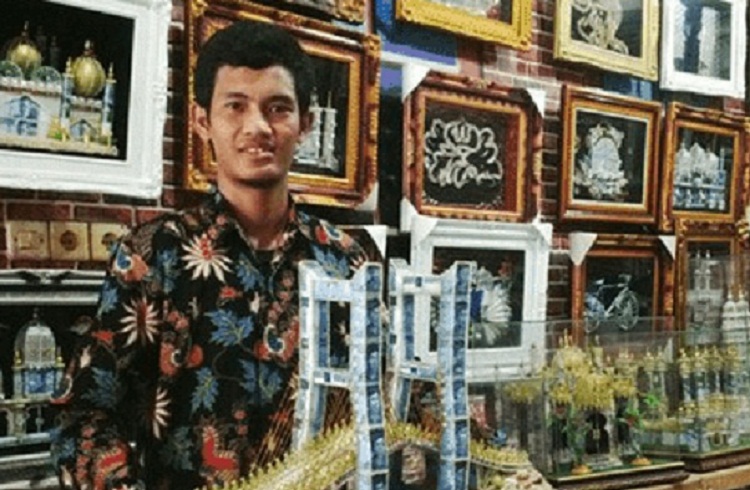 Devriansyah Kurniawan dengan kreasi mahar lukis miliknya. SP/ SBY