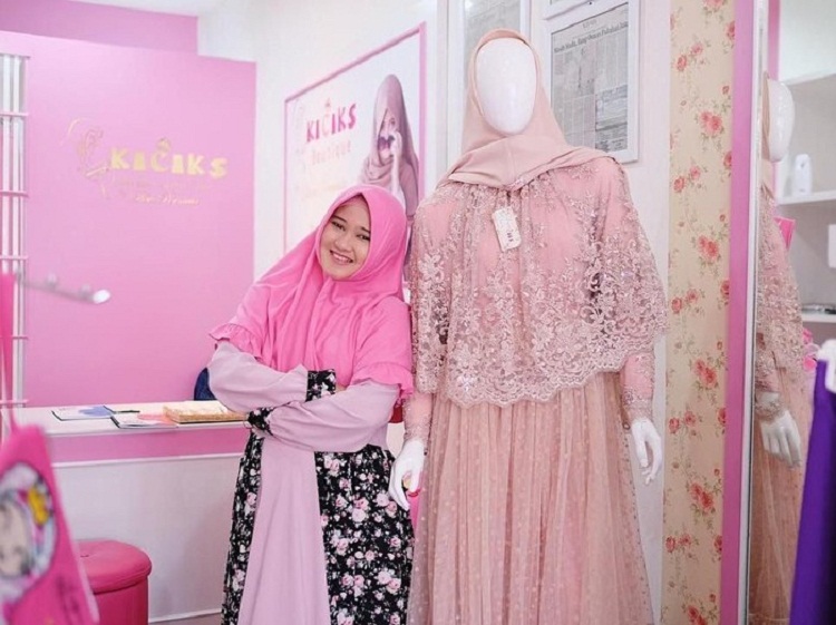 Dewi Permata, pemilik sekaligus desainer brand busana syari Kiciks. SP/ MNG