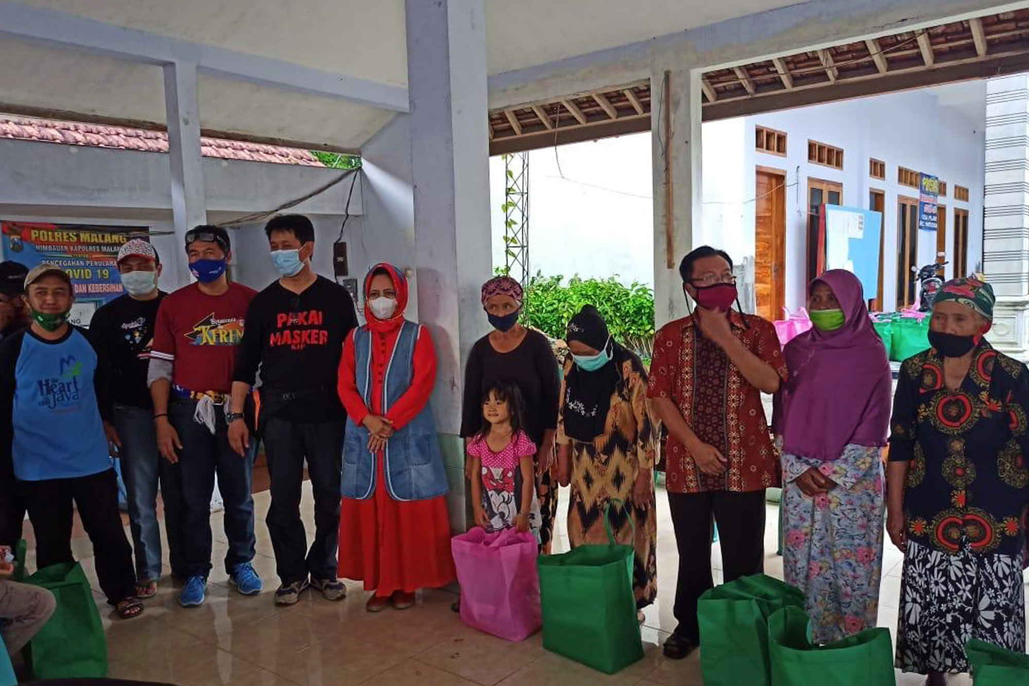 Ketua DWP BKKBN Jawa Timur Dra. Kunkun Dewi Arianty  memberikan secara simbolis bantuan pada warga .SP/Patrik Cahyo