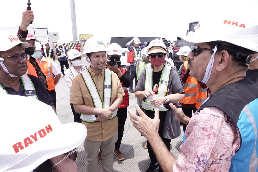 Wakil GubernurJawa Timur Emil Elestianto Dardak saat mengunjungi Kawasan Ekonomi Khusus (KEK) JIIPE Gresik, Sabtu (8/10/2022).