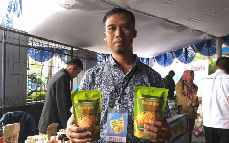 Dian Hadiansyah dengan produk Tempe Kojo miliknya. SP/ GRT