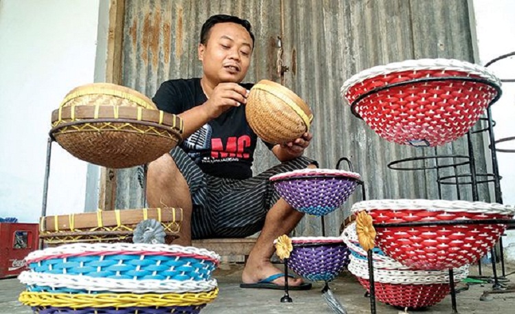 Dian Kurniawan menata rak multifungsi hasil karyanya. SP/ TLG