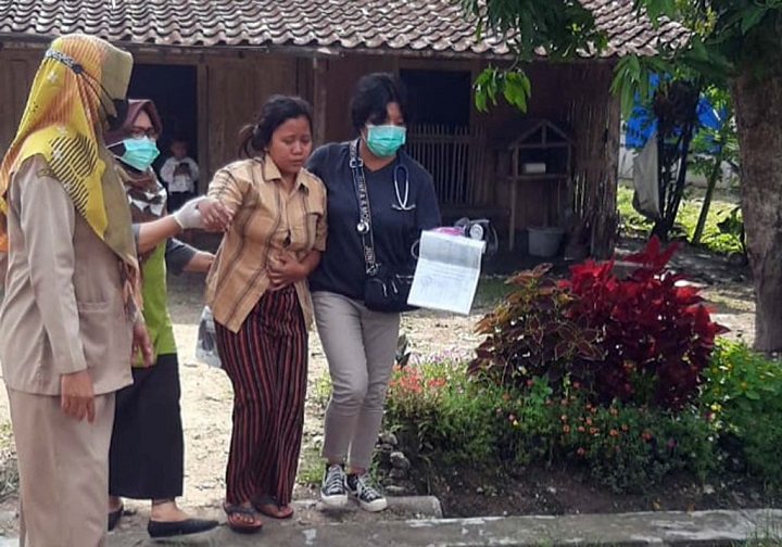 Salah satu warga yang diduga keracunan nasi kotak hajatan dievakuasi ke puskesmas.