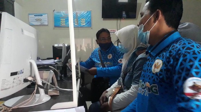 Kades Wotgalih Pasuruan Rini Kusmiati bersama kuasa hukumnya melaporkan balik sejumlah pihak atas kasus pencemaran nama baik.