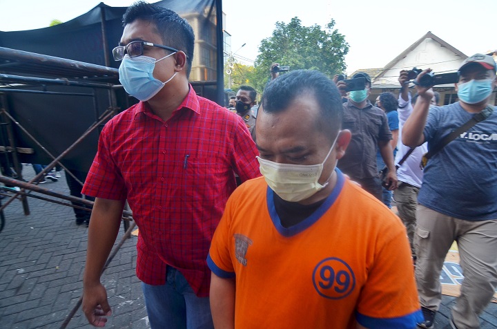 Ekspresi Dadang Hidayat, mengenakan rompi tahanan warna oranye, yang hanya terdiam. Tetapi Dadang masih sempat mengklaim menjadi korban. SP/Arlana byob