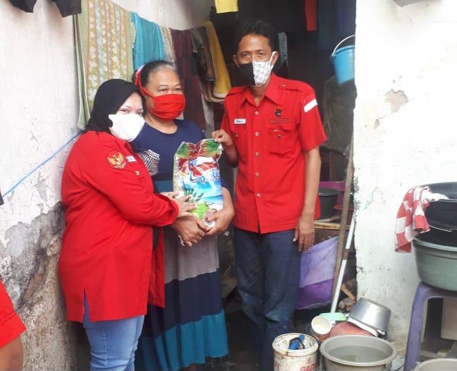 Kader-kader PDI Perjuangan Kota Surabaya menyalurkan bantuan permakanan kepada warga perkampungan. SP/ALQ