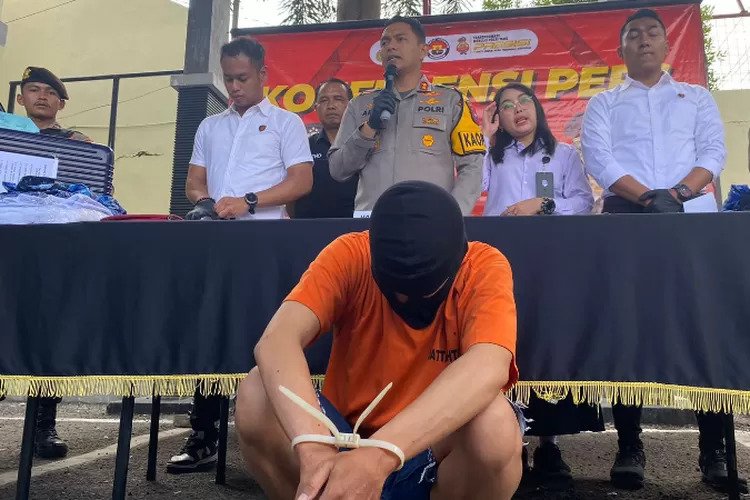 Direktur Utama Travel Umroh dan Haji Arofahmina Heri Wibowo, saat ditangkap oleh Polres Tulungagung, dan penampakan Heri Wibowo saat menemui beberapa calon jamaah umroh saat sempat bermasalah pada awal tahun 2023.