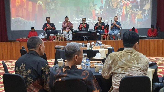 Pemkab Ponorogo saat membahas persoalan Ponorogo sebagai Kota Kreatif. Foto: Pemkab Ponorogo.