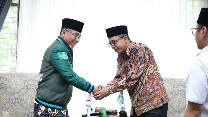 Dirjen Pajak Suryo Utomo saat bertemu Ketua Umum PBNU Yahya Cholil Tsaquf di rumah Ketum PBNU di kawasan Menteng Jakpus. Dirjen Pajak sambangi PBNU gegara seruan tak bayar pajak.