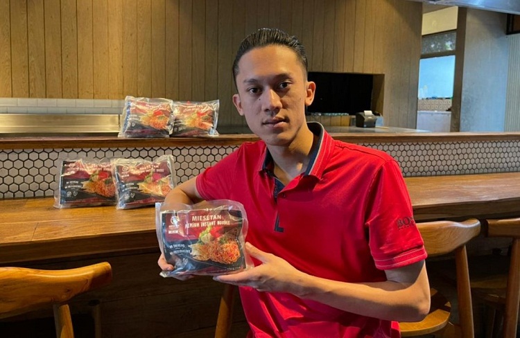 Dio Satya Biguna dengan Mie Setan dalam kemasan frozen (beku). SP/ MLG