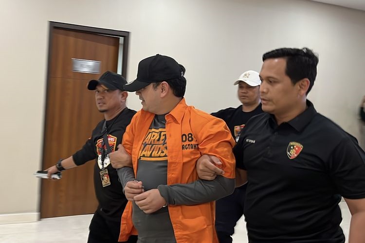 Dittipidum Bareskrim Polri menangkap tersangka kasus senjata api (senpi) ilegal, Dito Mahendra, di Bali. Dito dipakaikan baju tahanan saat dibawa ke Bareskrim.