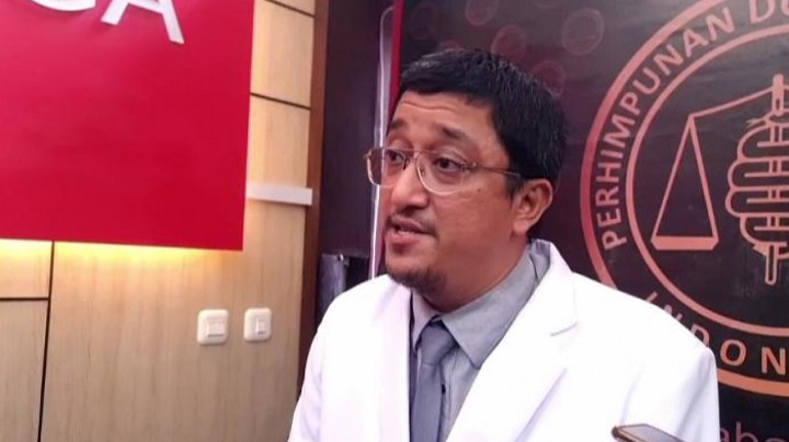 Prof. Dr. Nabil Bahasuan, SpFM, SH,.MH. saat ditemui di gedung Fakultas Hukum, Universitas Airlangga (Unair), Rabu (30/11/2022). SP/Ariel