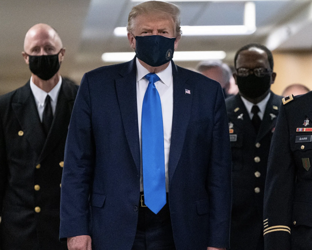 Tampilan perdana Donald Trump menggunakan masker di publik, Minggu (12/7/2020) setelah selama 3 bulan menolak memakai masker, karena virus Corona tak nyata. Sp/reuters