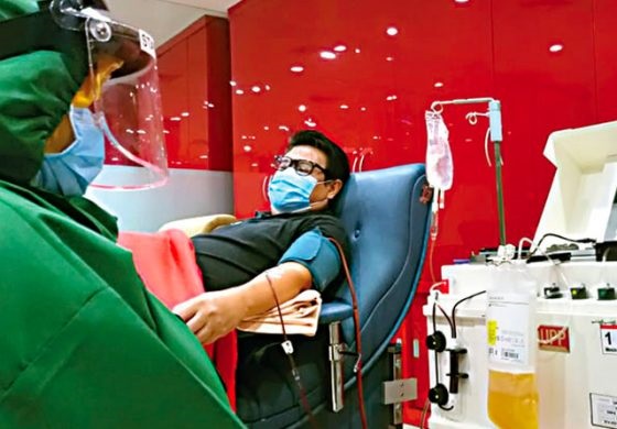 Pasien sedang mendonorkan darah plasma konvalesen di PMI Surabaya, kemarin. Kebutuhan plasma konvalesen saat ini di PMI Surabaya mulai menipis, karena permintaan cukup tinggi. SP/Arlana