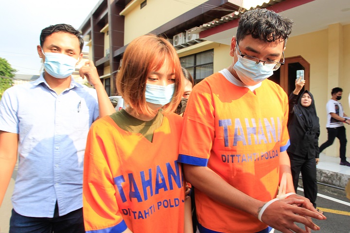 Pelaku pemeran video porno Kebaya Merah ACS dan AH, saat ditunjukkan ke hadapan wartawan usai dibekuk pada Minggu malam di rumahnya di daerah Medokan. Sp/Ariandi