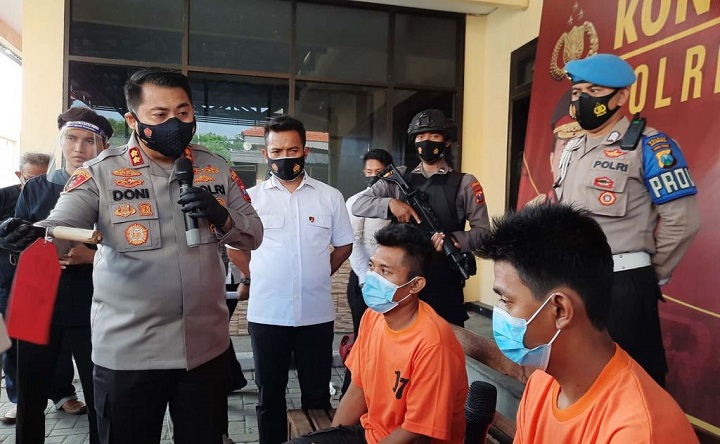 Dua begal sadis yang didor kakinya diamankan di Mapolres Mojokerto. 